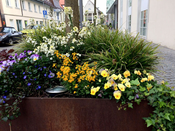 Ein kleiner Garten im Pflanzkübel aus Cortenstahl