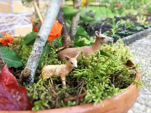 Pflanzkübel im Winter mit Deko aus Schleich Waldtieren